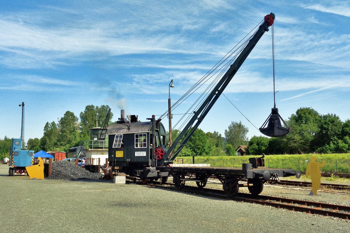 When it comes to provide steam locos with fresh coal, a steam crane, like this Demag at the DDM, might come in handy.