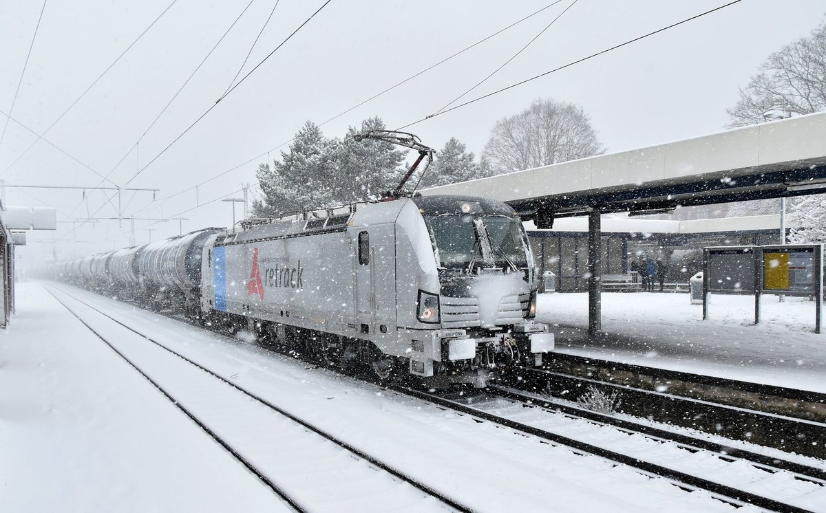 While hardsnowfalls the german railpool 193 817-4 waiting with a bunch of tankcars in it's back at the station of Rheydt central to get a green signal for leaving to cologne at sunday the 10th of Dezembre 2017