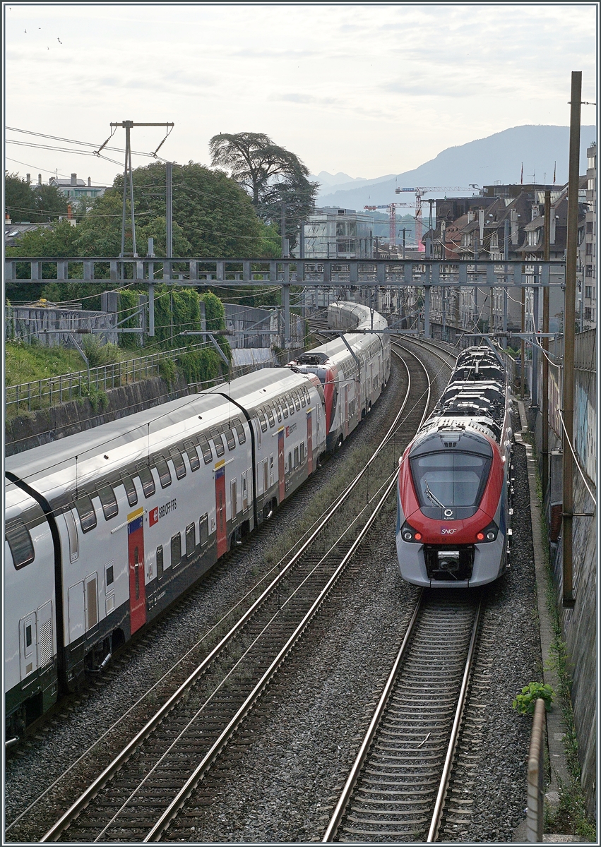 While the SNCF Z 31500 (Coradia Polyvalent regional tri-current) arrives at Genève station as Léman Express from Annemasse, a Twindexx as IC 1 713 is on its way from Genève Aéroport station to St. Gallen. The photo was taken a few hundred meters west of Genève station near St-Jean.

July 23, 2026