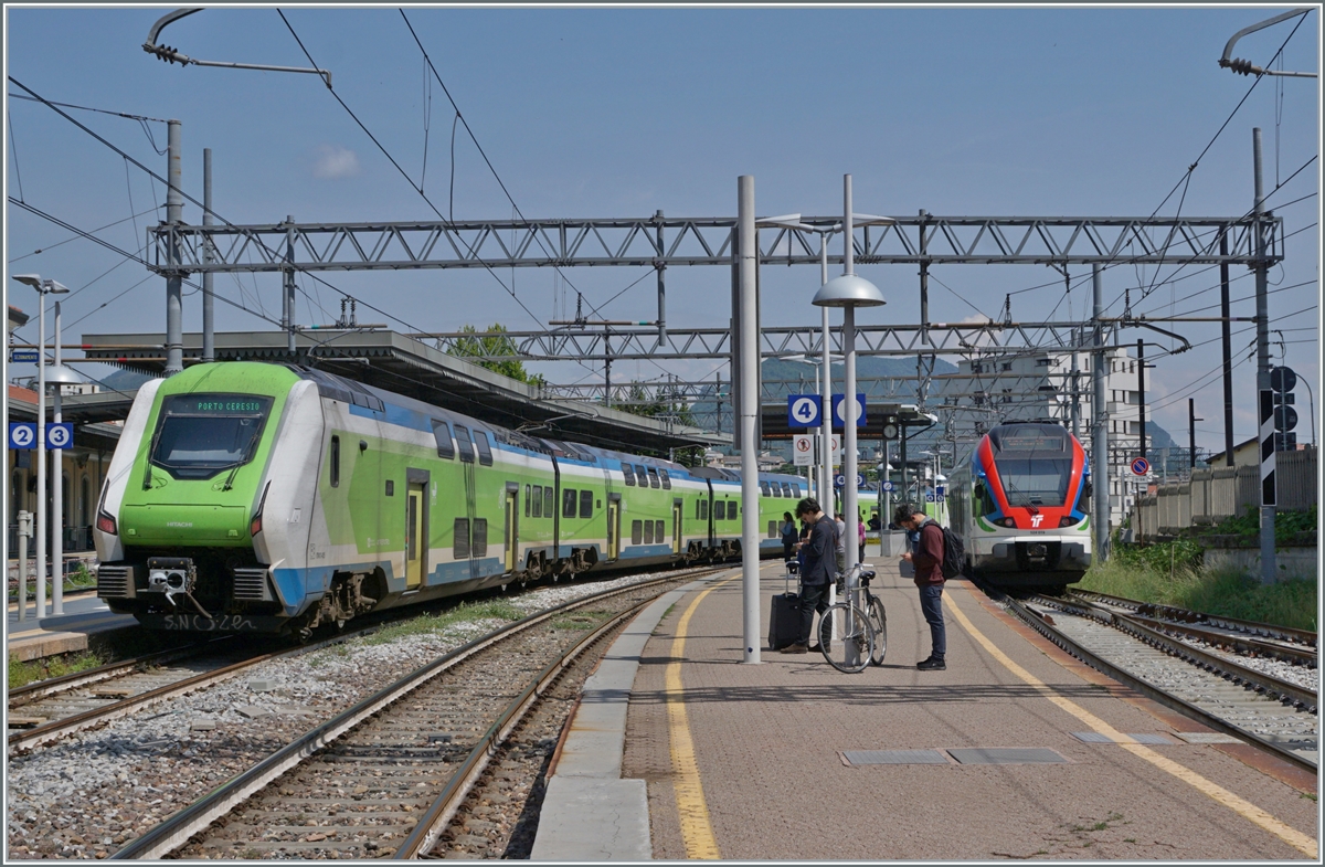 While the Trenord ETR 421  Rock  waits in Varese to continue its journey to Porto Ceresio, the SBB TILO RABe 524 019 turns around in Varesse to later return to Como.

May 23, 2023