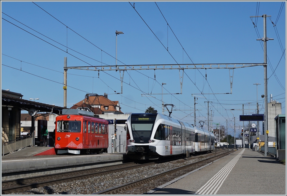 Während zwei SBB THURBO GTW RABe 526 AM Bahnsteig in Rheineck stehen (bzw. Rheineck verlassen), steht AUF dem Bahnsteig der AB RhW BDeh 1/2 nach Walzenhausen. 23. März 2021