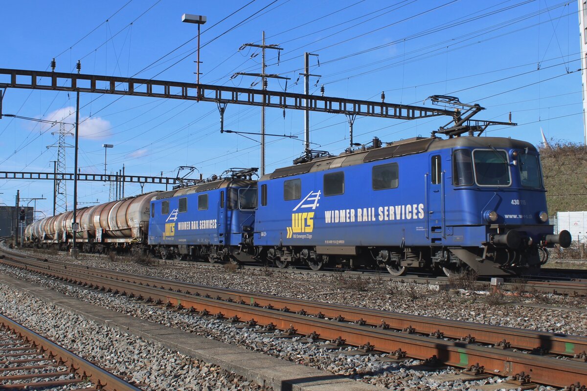 Widmer Rail Servicenb 430 115 hauls one of the many kerosene trains through Pratteln on 13 February 2024. Because Pratteln lies on three major freight arteries and is sited nog that far from Zürich Airport, plus the fact that Switzerland does not have many fossile fuels, many a kerosene train can be seen at Pratteln Thursdays to Saturday mornings.