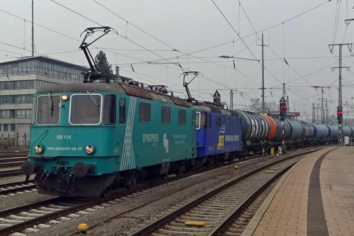 Widmer Rail Services 430 114 hauls a tank train into Singen (Hohentwiel) on 3 January 2020.