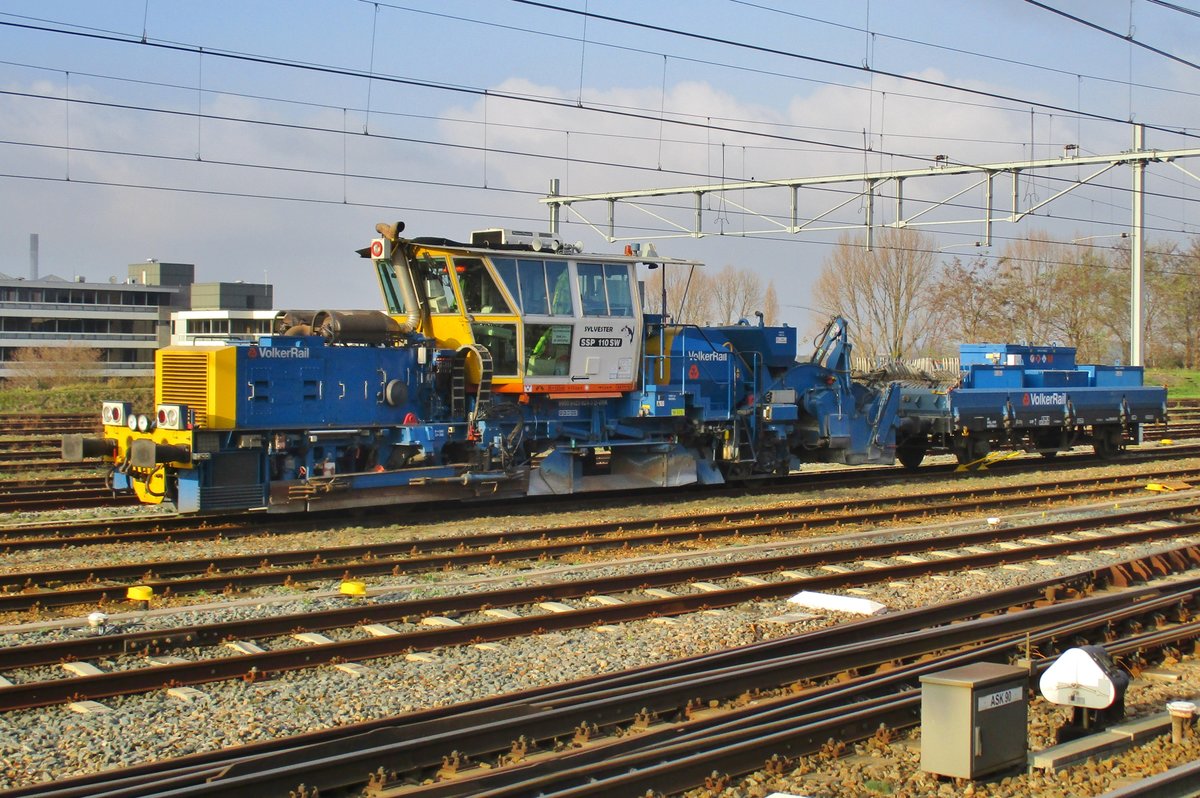 Will Sylvester, a.k.a. Volker rail SSW 110 SV, finally get his claws at Tweety (the nick name from the Dutch railway fraternity for MRCE 189 203, due to her yellow and silver colours...) whle standing at Nijmegen on 5 December 2019?