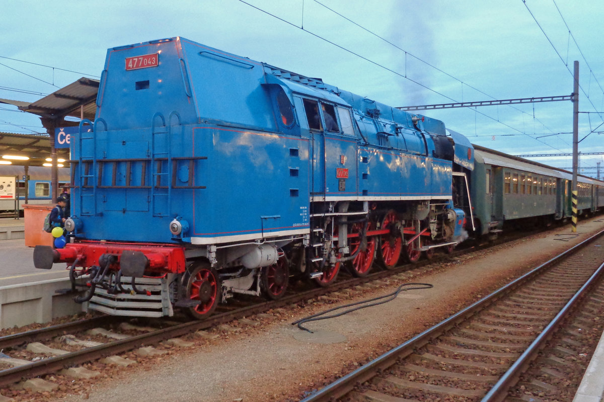 With 1 1/2 hours delay, Papousek 477 043 has returned to Ceske Budejovice with a steam shuttle at about 20;30 on 22 September 2018.