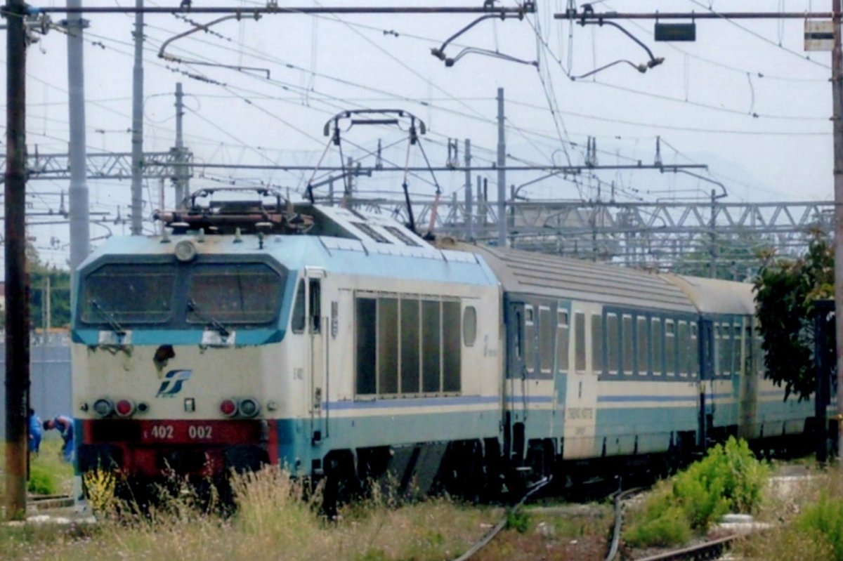 With 2 1/2 hour delay, over night train from Palermo, Sicily, arrives at Milano Centrale behind E 402 002 on 18 May 2008.