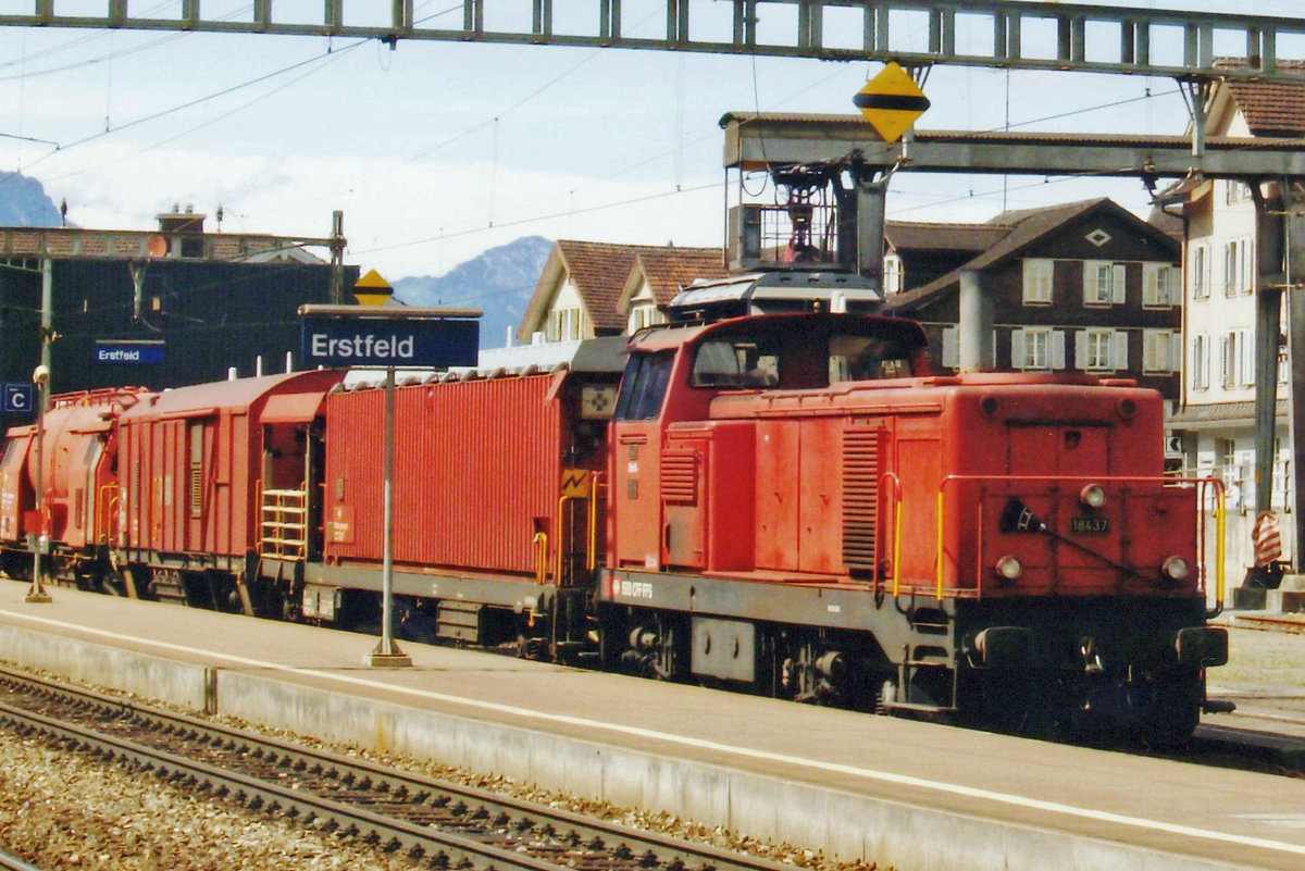 With a broom attached SBB 18437 stands at Erstfeld on 25 May 2007.