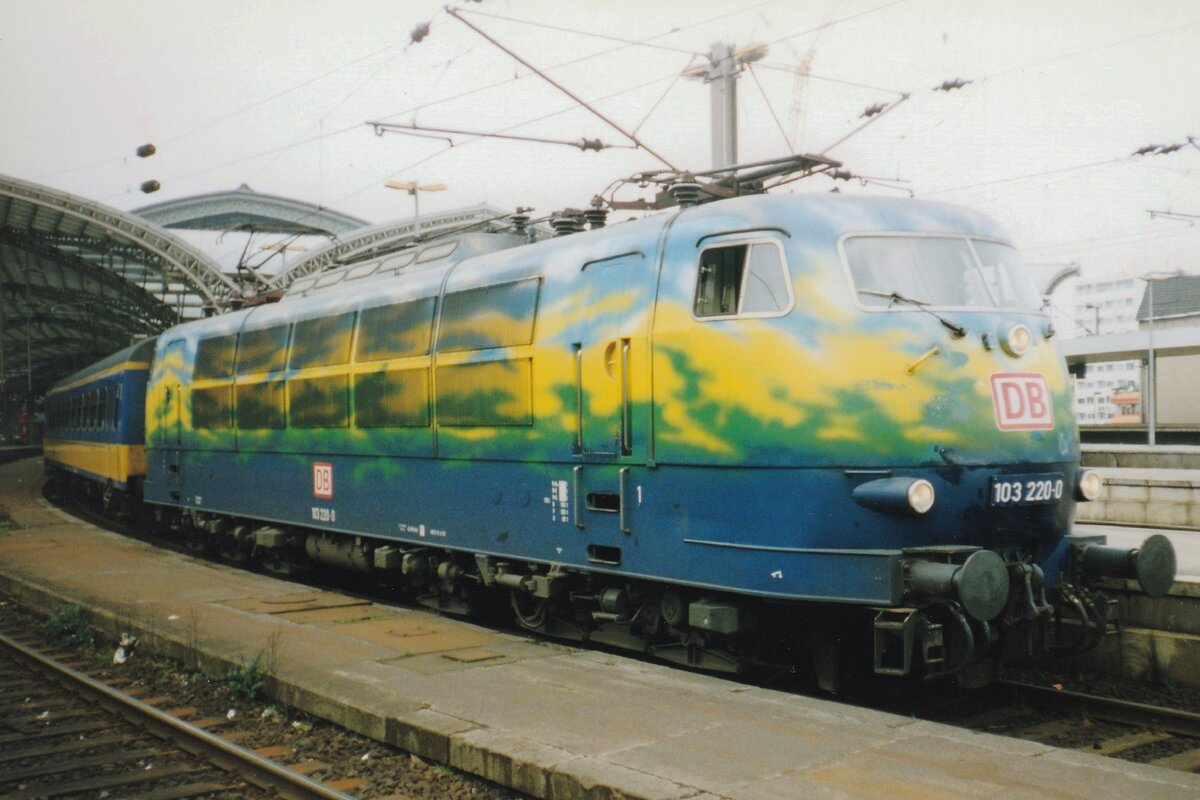 With a Dutch train from Venlo and Eindhoven, 103 220 has arrived at Köln Hbf on 24 February 1998.