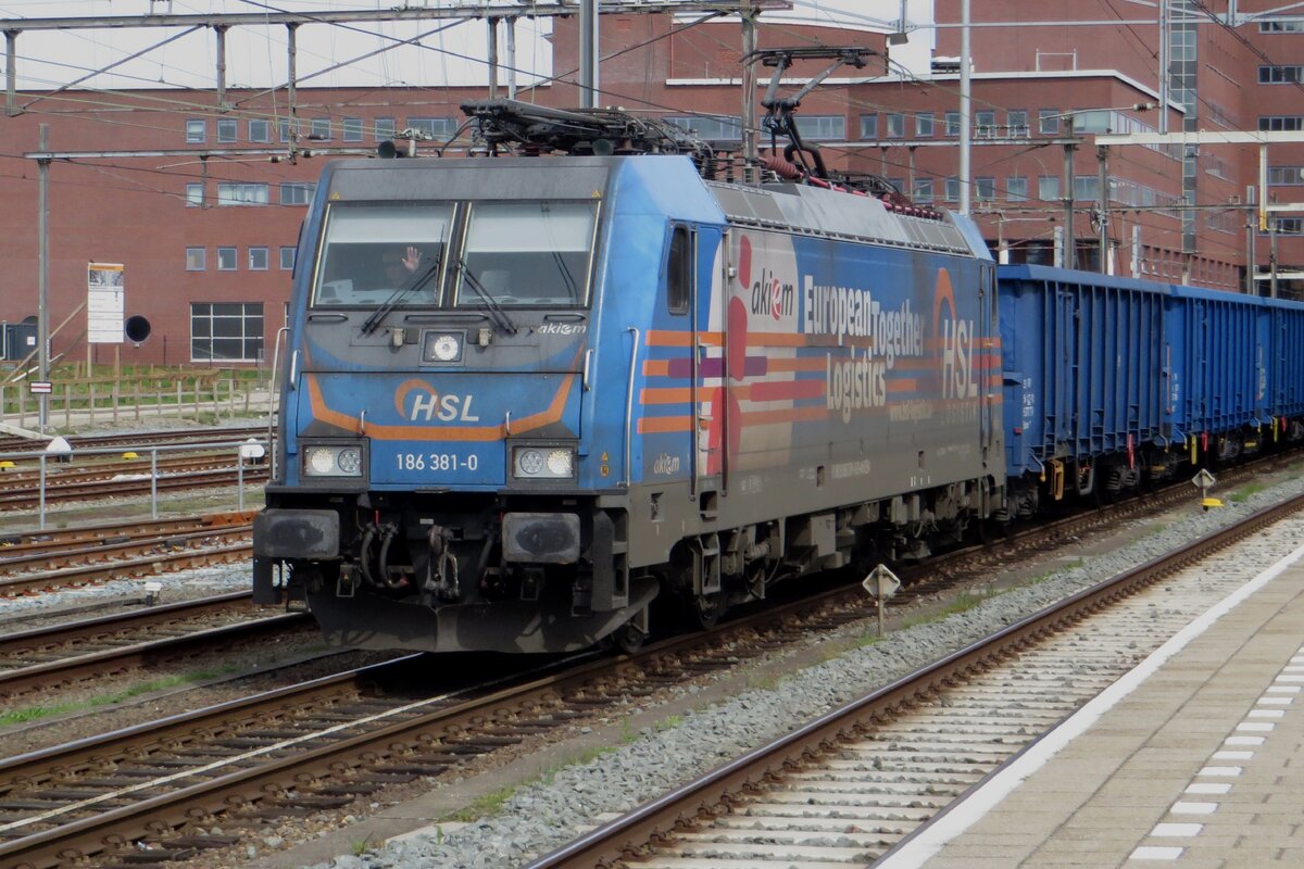 With a rake of PKP Cargo Eanos-wagons, HSL 186 381 halts at Amersfoort on 27 April 2023.