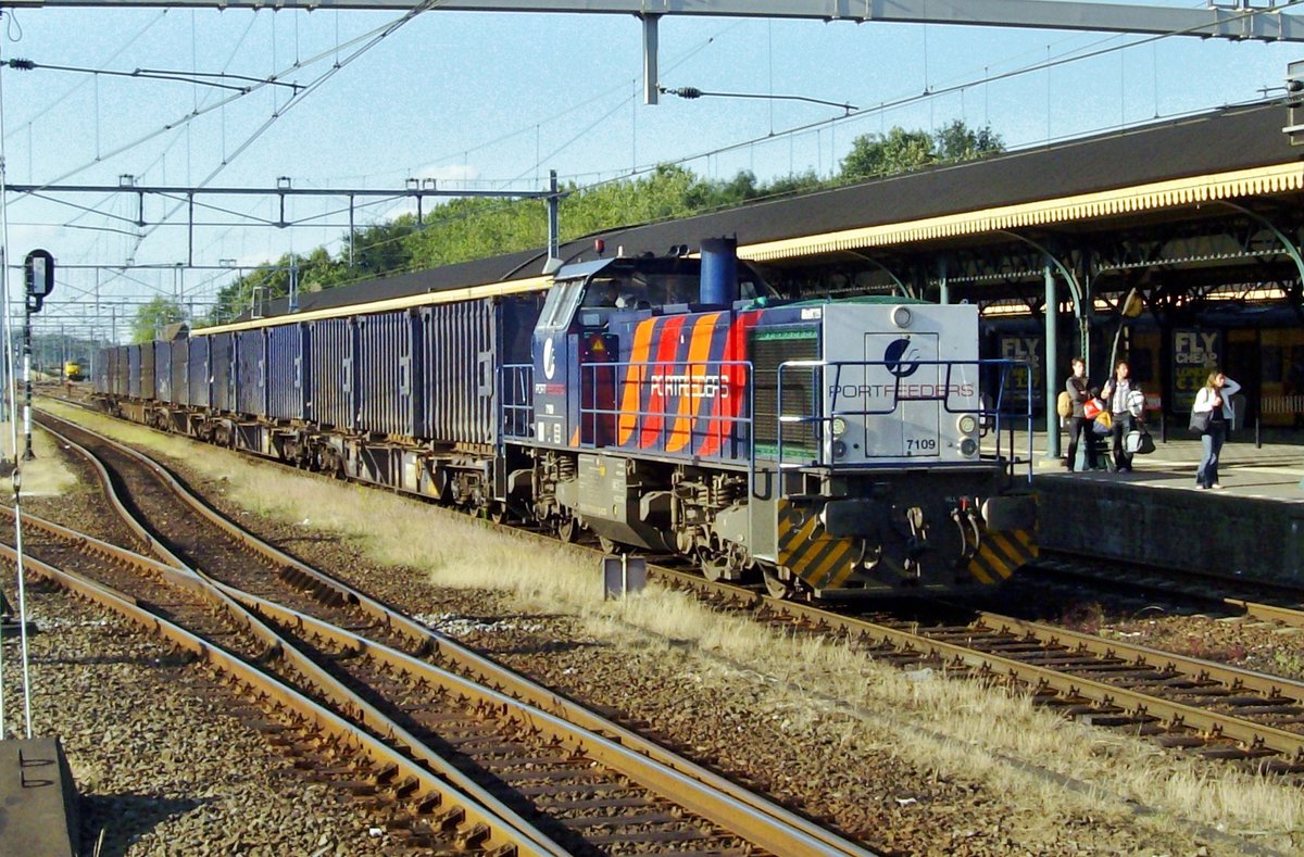 With a refuse train, PortFeeders 7109 passes slowly through 's-Hertogenbosch on 11 June 2009.