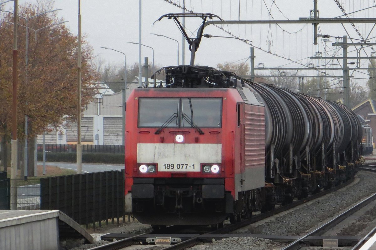 With a short tank train, 189 077 speeds through Blerick on 25 November 2020. A fwe seconds later, a departing EMU closed the gap, that just made this picture possible.