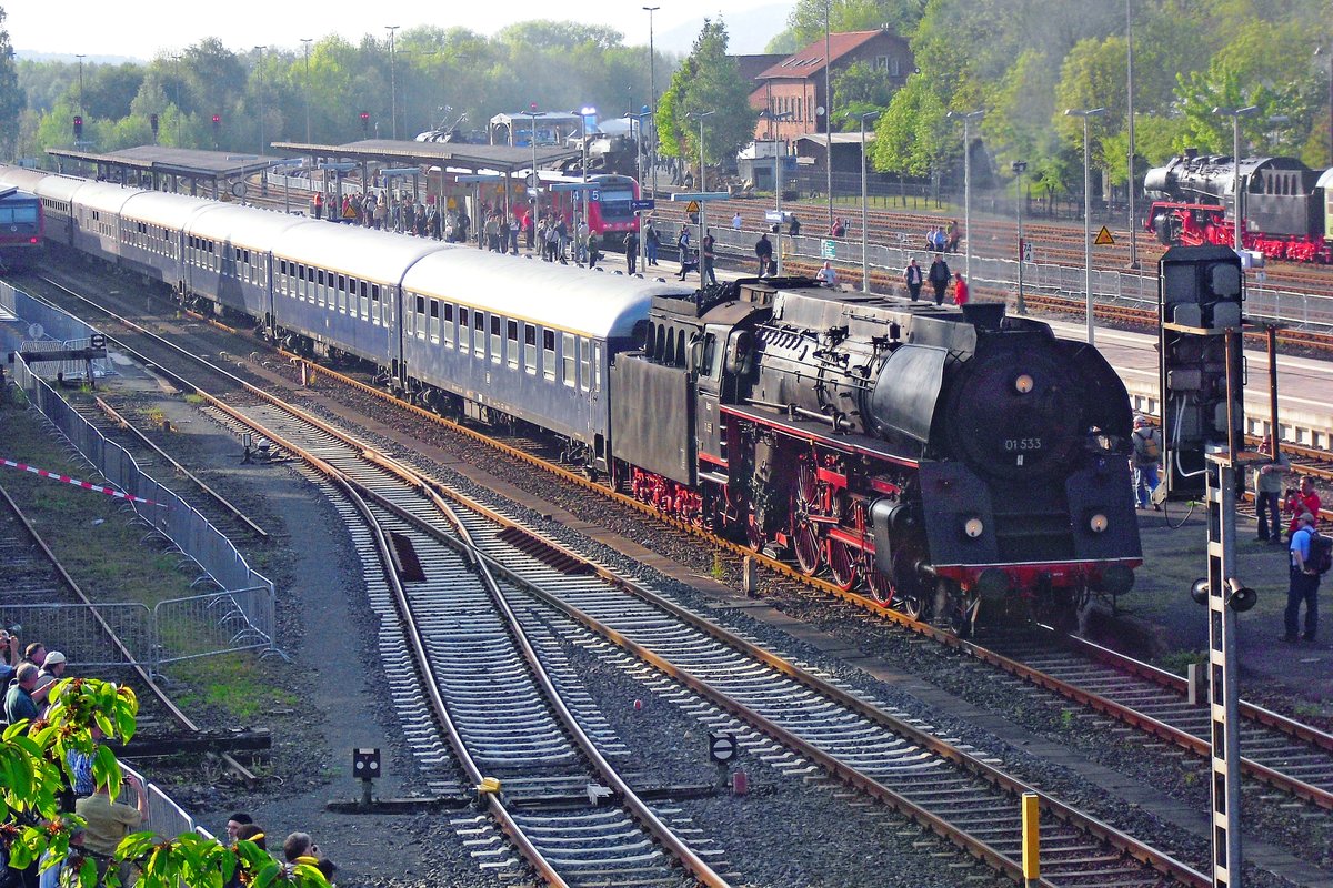 With a special train from Ampflwang, 01 533 has arrived at  a busy Neuenmarkt-Wirsberg, home of the DDM on 22 May 2010.