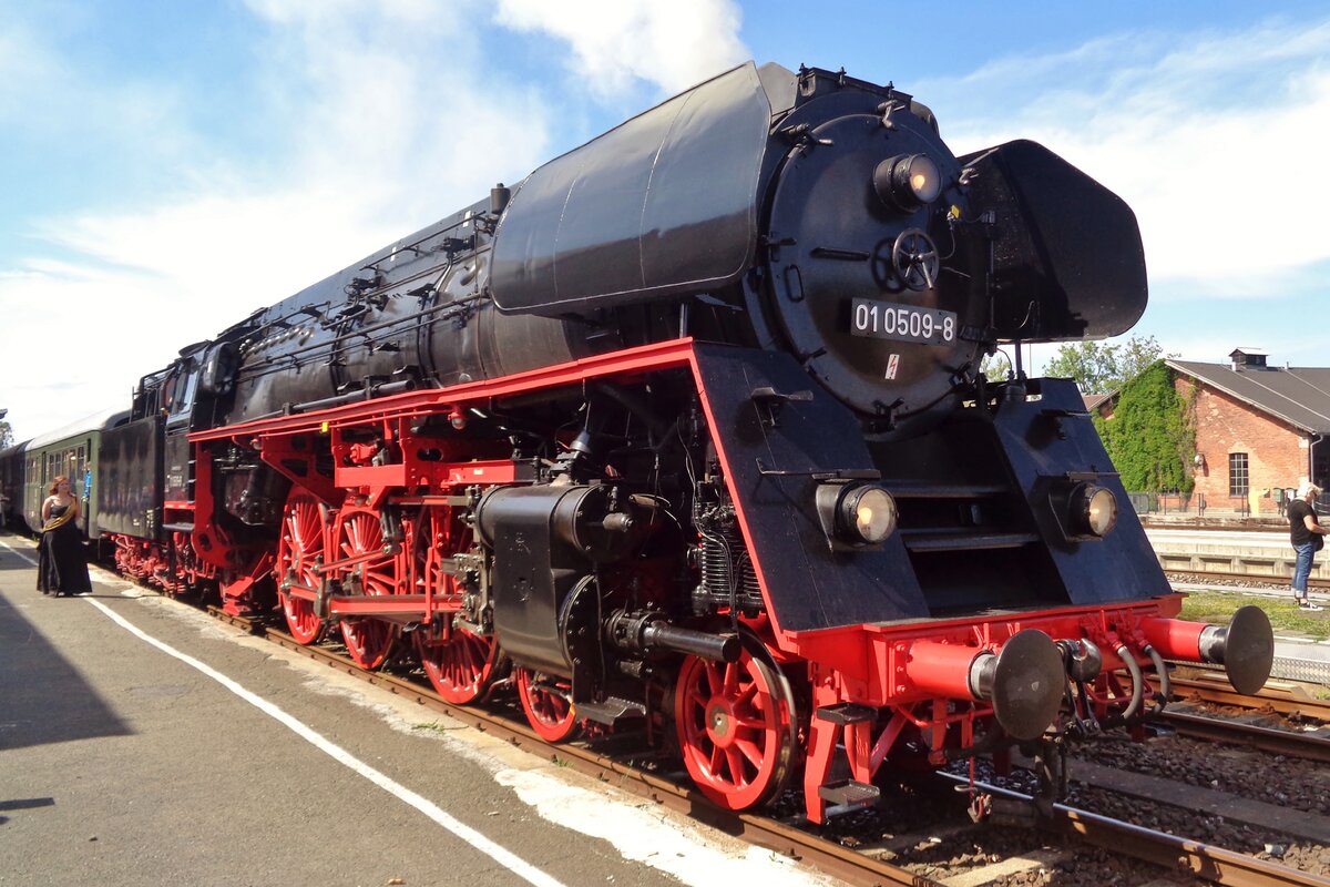 With a steam shuttle for the Schiefe Ebene, 01 509 stands ready for departure at Neuenmarkt-Wirsberg on 20 May 2018.