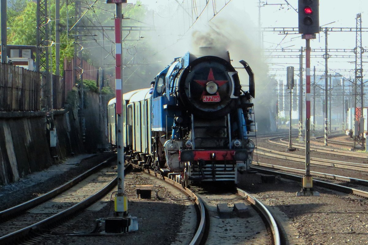 With a steam special, Papousek 477 043 enters Praha-Liben on 20 September 2020. After having ran round, the loco will haul te train to the Bohemian Pacific, a holiday region not to far from Prague.