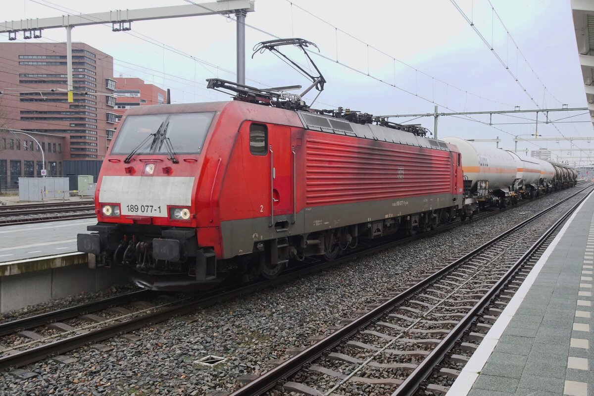 With a tank train DBC 189 077 takes a short break at Zwolle on 3 February 2022.