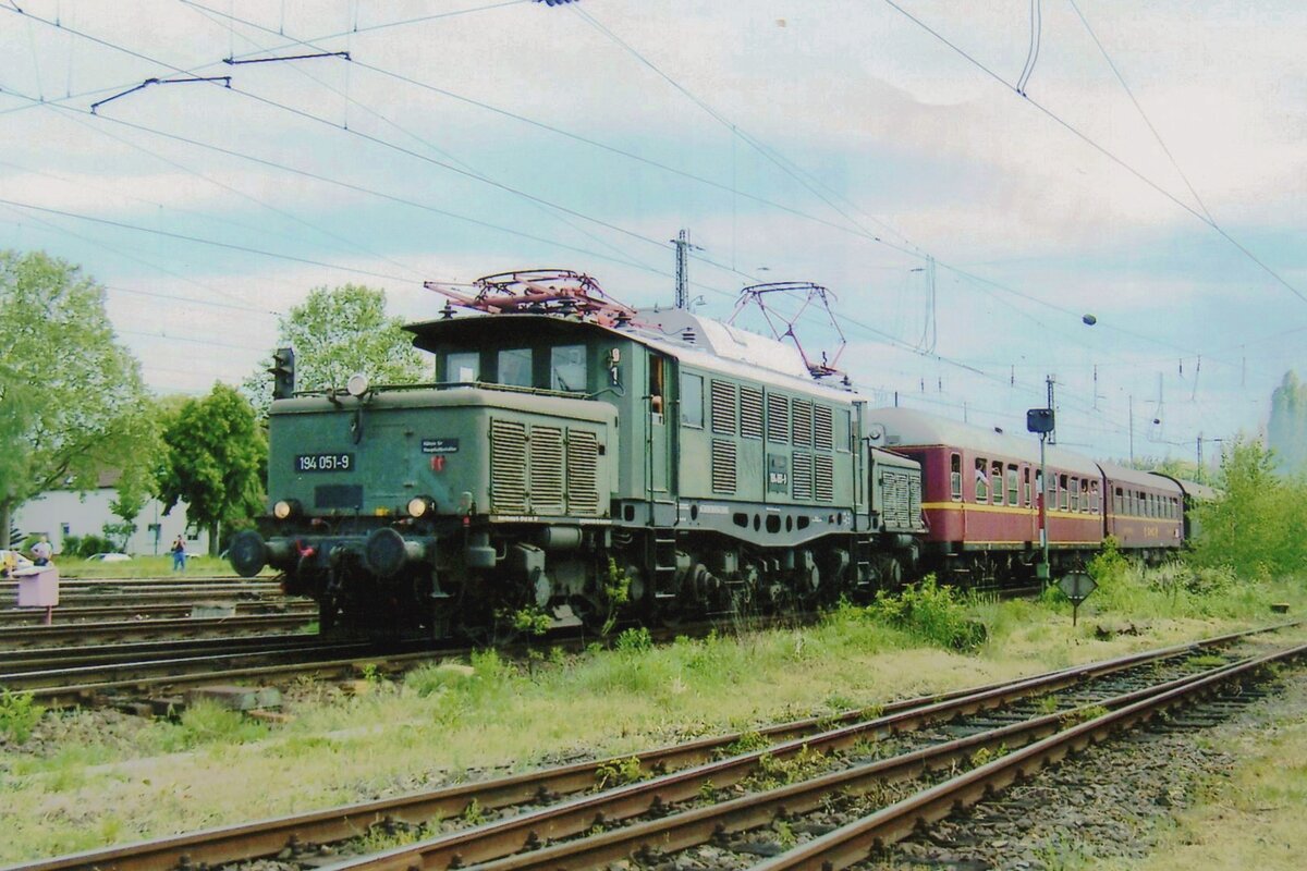 With an extra train, 194 051 enters the railway museum at Darmstadt-Kranichstein on 26 May 2008.