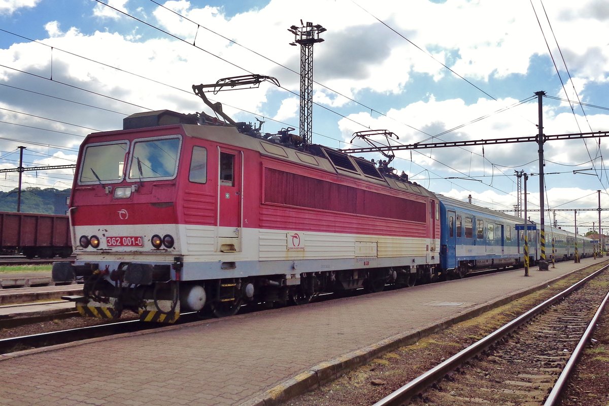 With an hour delay, ZSSK 362 001 with a MAV EuroCity finally made it to Kosice on 14 September 2018.