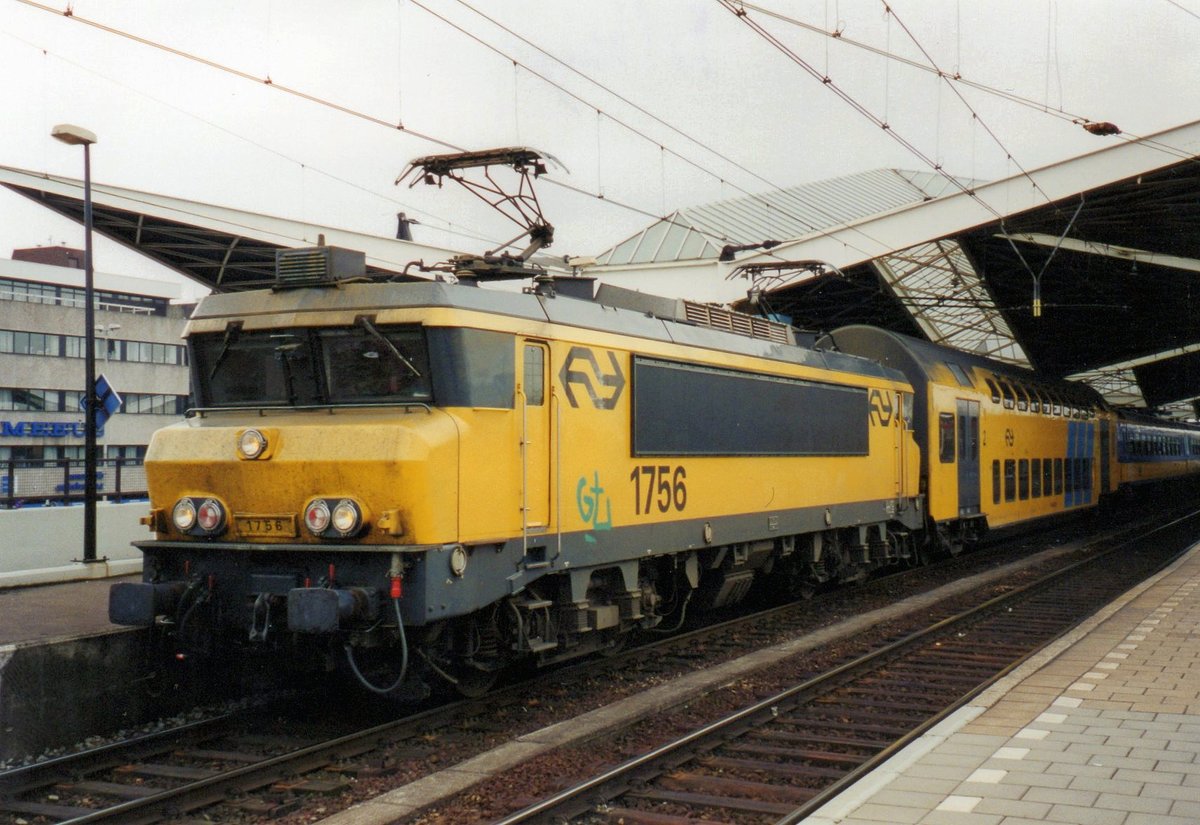 With an IC service to Venlo, NS 1756 stands in Tilburg on 22 January 2001.