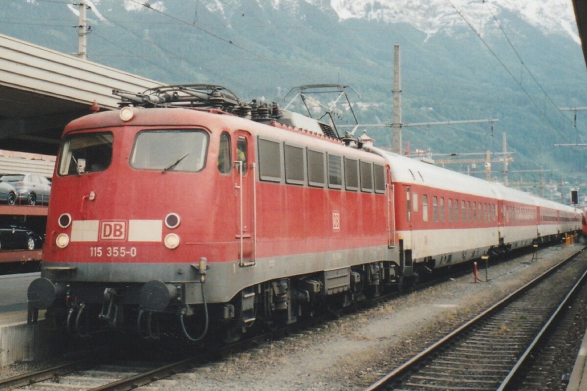 With an overnight train 115 355 calls at Innsbruck Hbf on 2 June 2003.