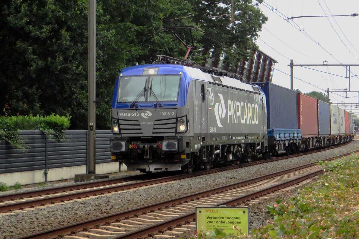 With blue cabs instead of pink cabs, PKPCI EU46-513 passes through Wijchen on 29 July 2021.