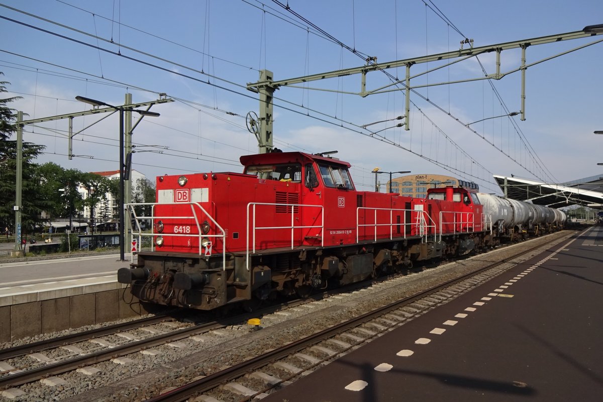 With five tank wagons, 6418 comes to a halt at Tilburg on 10 Augustus 2020.