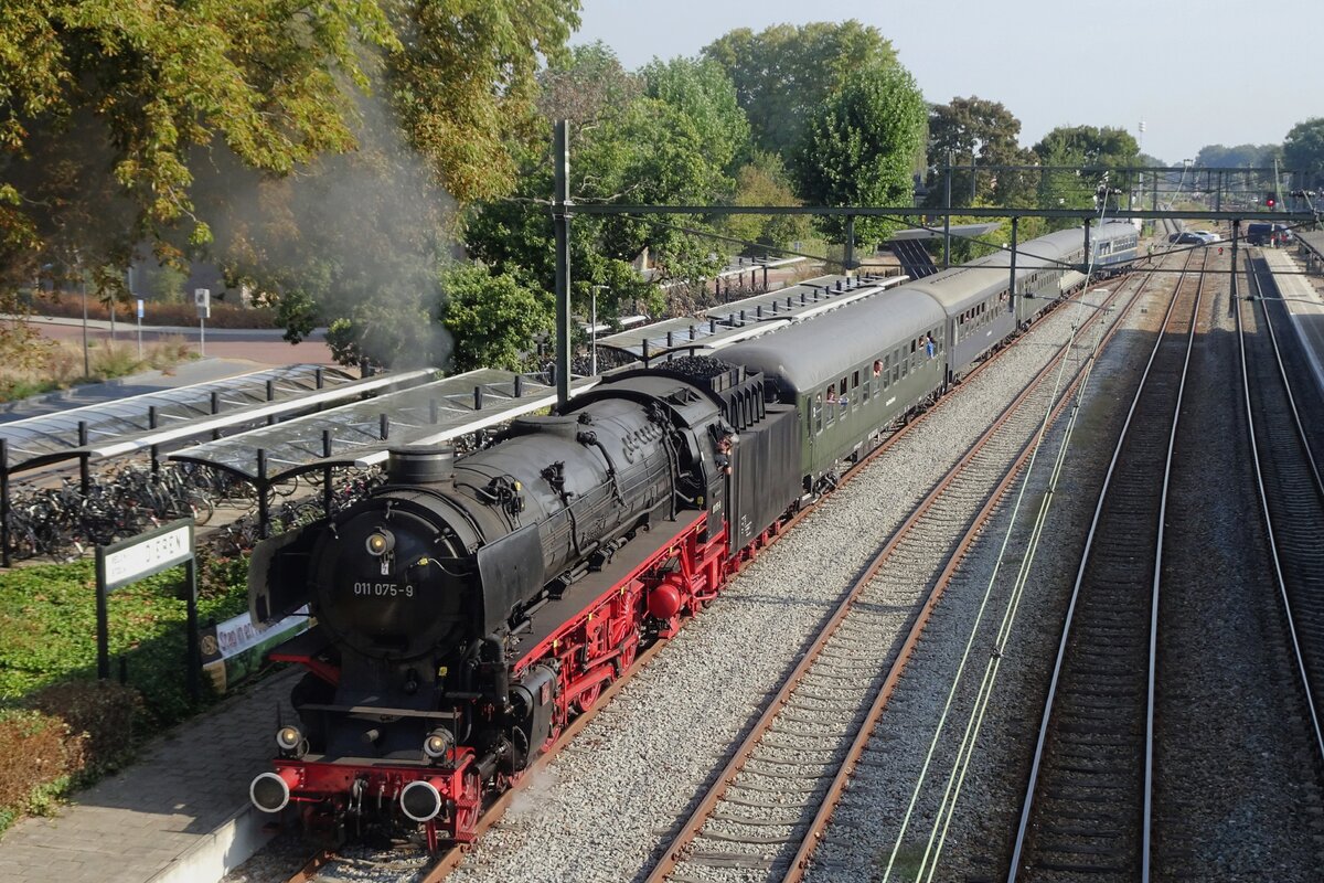 With half an hour delay 011 075 hauls the first steam shuttle train for the Terug-naar-Toen steam bonanza into Dieren station. Here, the fastest steam locomotive in the Netherlands will run round and return with the -fully loaded-  train to Beekbergen, head quarters of the VSM.