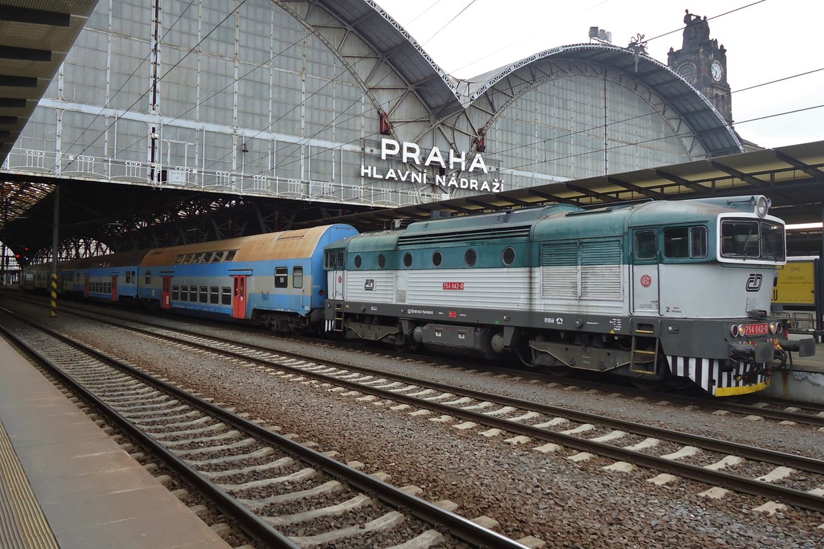 With old passenger stock Brejlovec 754 042 stands at Praha hl.n. on 24 May 2015.
