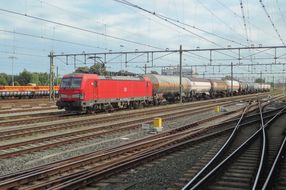 With ten tank wagons, 193 305 enters Roosendaal on 14 July 2022 and will continue toward Vlissingen-Sloehaven after a short break.