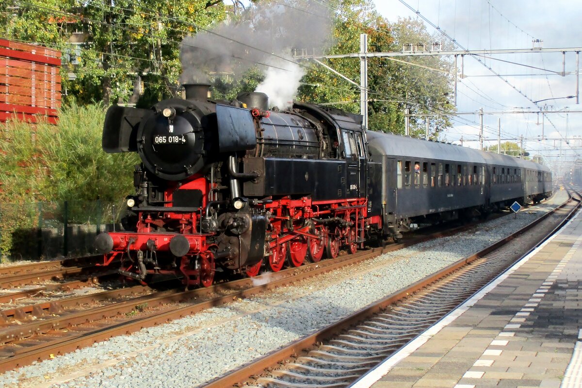 With the computerised style number 065 018, SSN's 65 018 enters Gouda with a steam shuttle on 7 October 2018 in her last year of service with the SSN. Shortly after this open weekend (7/8 October) she will be trasferred to the VSM.