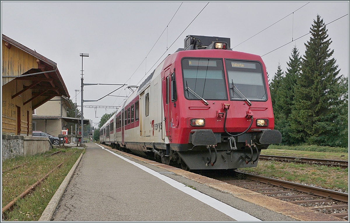 With the connection of the trains from Aigle to le Brassus, the TRAVAS trains will be replaced by SBB RABe 523 and 523.1 Flirts from the beginning of August. On one of the last days of operation of the TRAVYS RBDe 560, a TRAVYS regional train shows up in Le Pont. This service is on the way to Vallorbe. 

02.08.2022