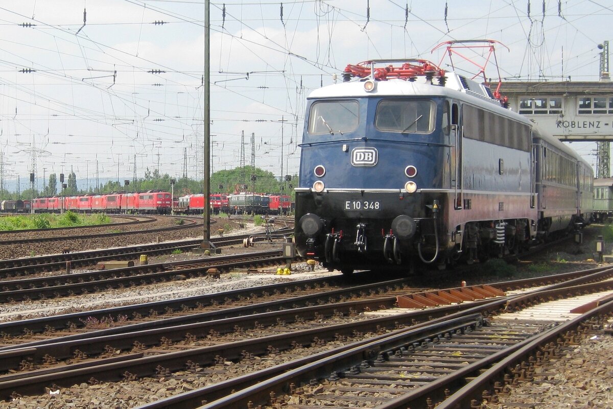 With the erstwhile West-German govermenetal train, E 10 348 shows up at Koblenz-Lützel on 2 June 2012.