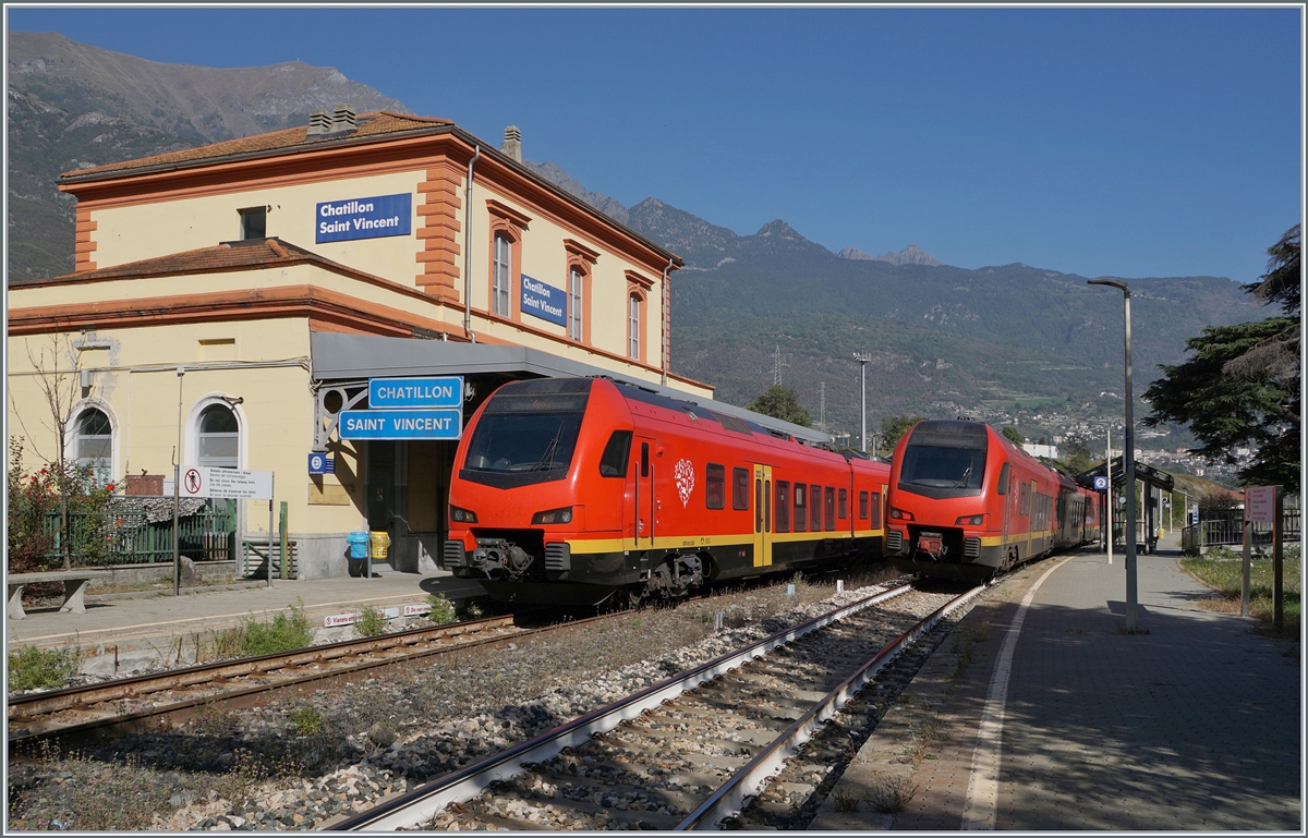 With the FS Trenitalia BTR 813 (Flirt 3) through the Aosta Valley: In Chatillon Saint Vincent I was able to photograph two BTR 813s: In Chatillon Saint Vincent the two bimodular FS Trenitalia BUM BTR 813 004 cross each other from Aosta to Torino as RV VdA 2730 and and the BUM BTR 813 001 is traveling in the opposite direction as RV VdA 2729 from Torino to Aosta.

October 11, 2023