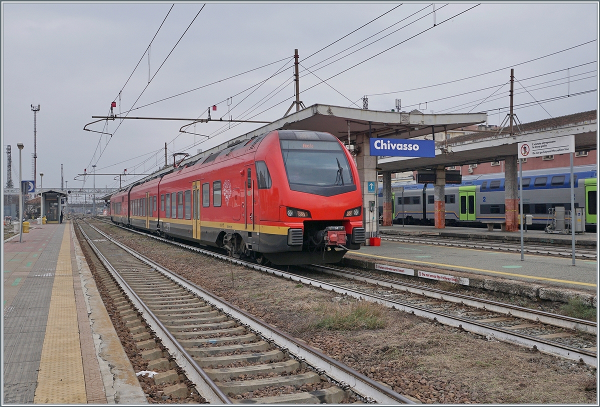 With the FS Trenitalia BTR 813 (Flirt 3) through the Aosta Valley: This journey begins in Chivasso. The FS Trenitalia BTR 813 005, which arrived here from Torino, changes direction here and, after the short stop of four minutes, will continue to drive electrically towards Aosta Valley. February 24, 2023