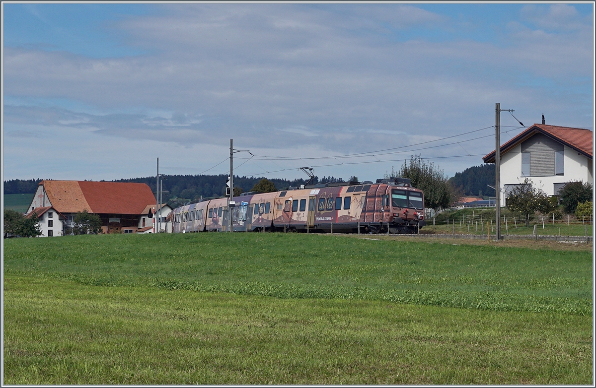 With the reopening of the Bulle - Broc Fabrique line, trains now run every hour from Bern and Düdignen to Broc, where there is a chocolate factory. Consequently, the TPF now built the Chocolat Express, consisting of an RBDe 560 medium car and an ABt. The picture shows the Chocolat Express on the journey to Bern near Sâles.

Sept. 29, 2023