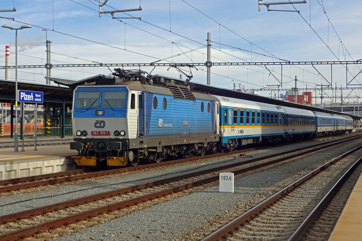 With the Zapadny-Express to Munich via Schwandorf (Zapad means western) CD 362 109 has arrived at Plzen on 22 February 2020, where the Pershing will be swapped for the Arriva Diesel loco Class 223.