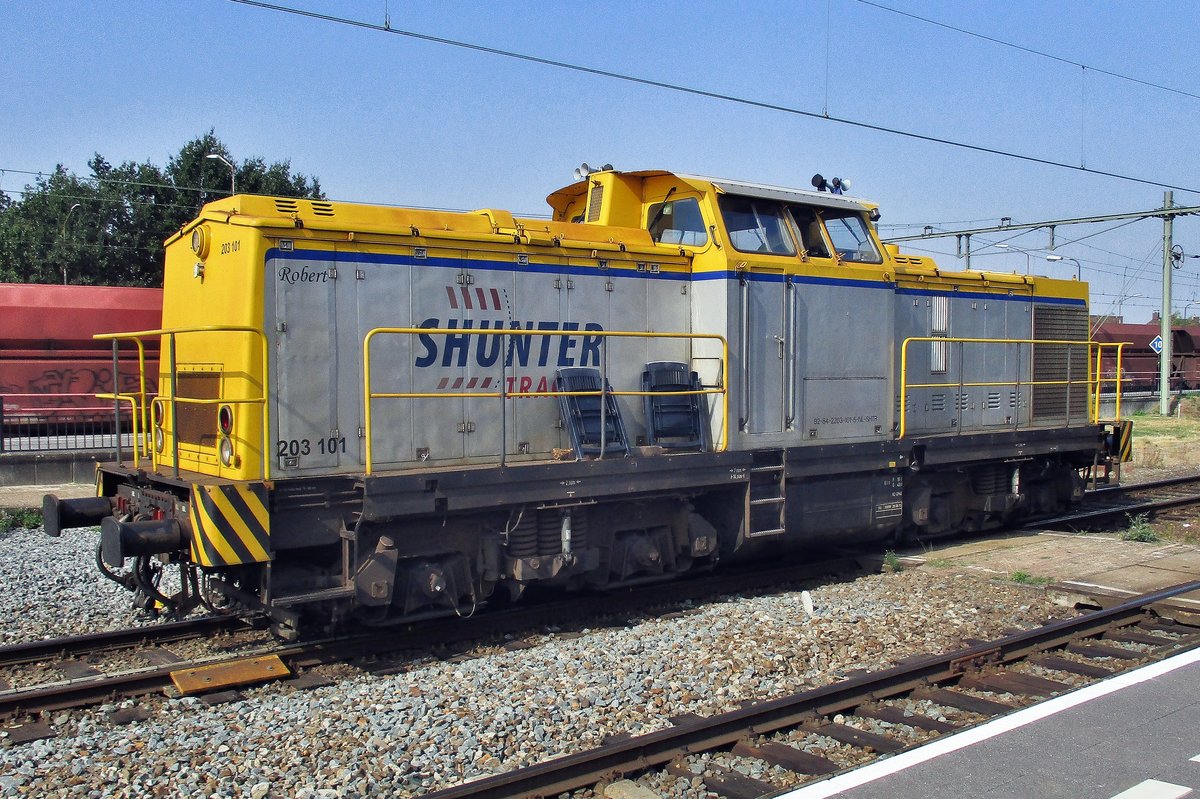 With two plastic garden chairs, the crew of Shunter Tractie 203 101 take it easy at Blerick on 22 August 2018.