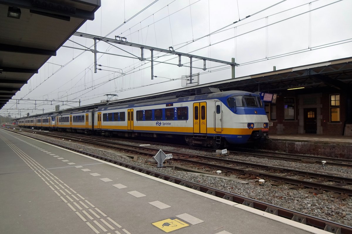 Within two weeks, this will be gone: SGMm 2135 calls at Deventer on 2 December 2020. After four decades unceasing service on mundane duties, time has run out for the two-coach version of the SGM design, Class 2100. The three-coach version, Class 2900, might soldier on for a few months more.