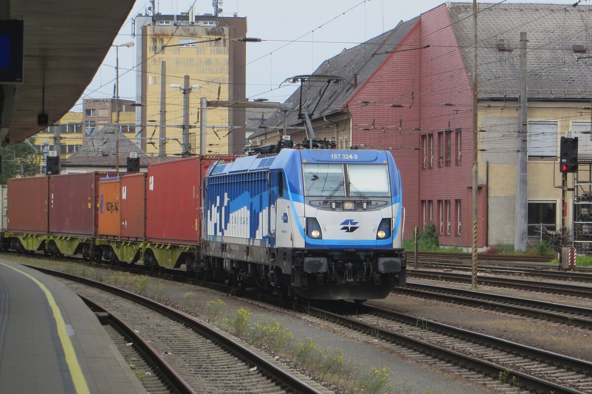 WLC 187 324 hauls a container train through Linz Hbf on 20 May 2023.