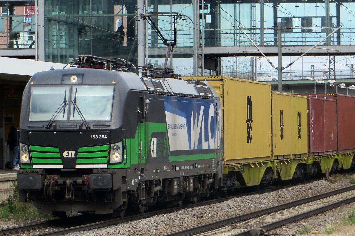 WLC 193 284 hauls a container train 6through Regensburg Hbf on 27 May 2022.