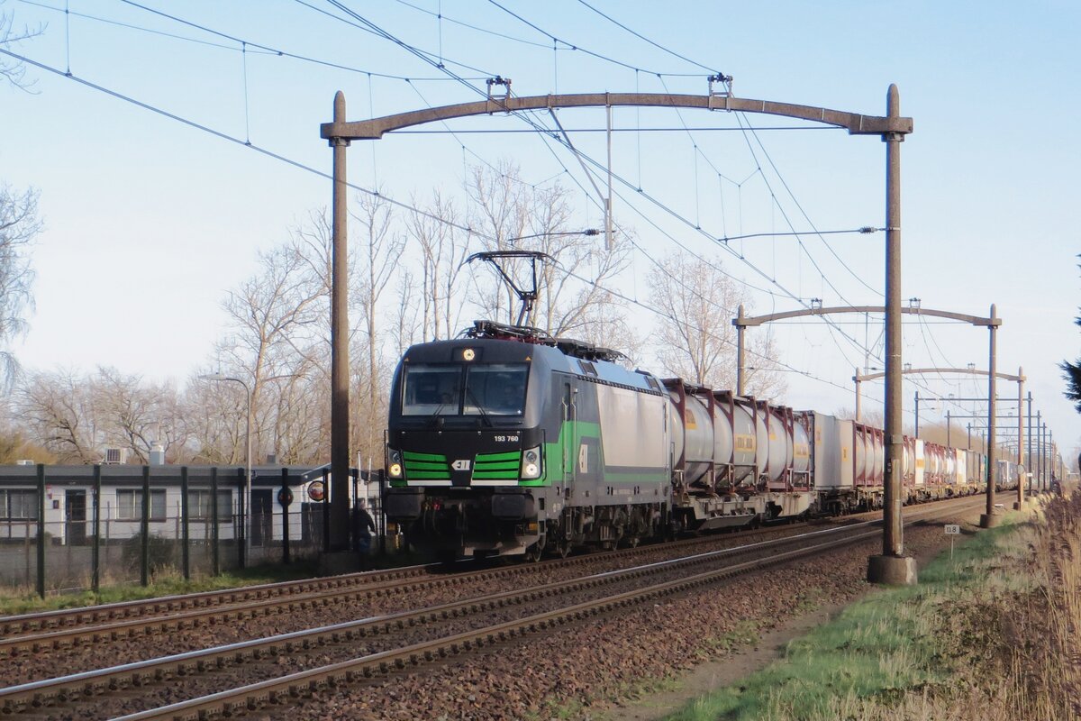 WLC 193 760 hauls a tank train through Hulten on 23 February 2022.