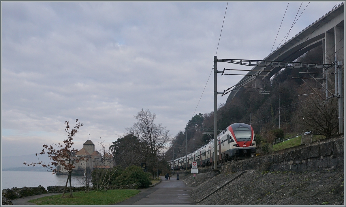 wo SBB RABe 511 on the way form St-Maurice to Gneève and Annemasse near the Castle of Chillon.

 19.12.2020