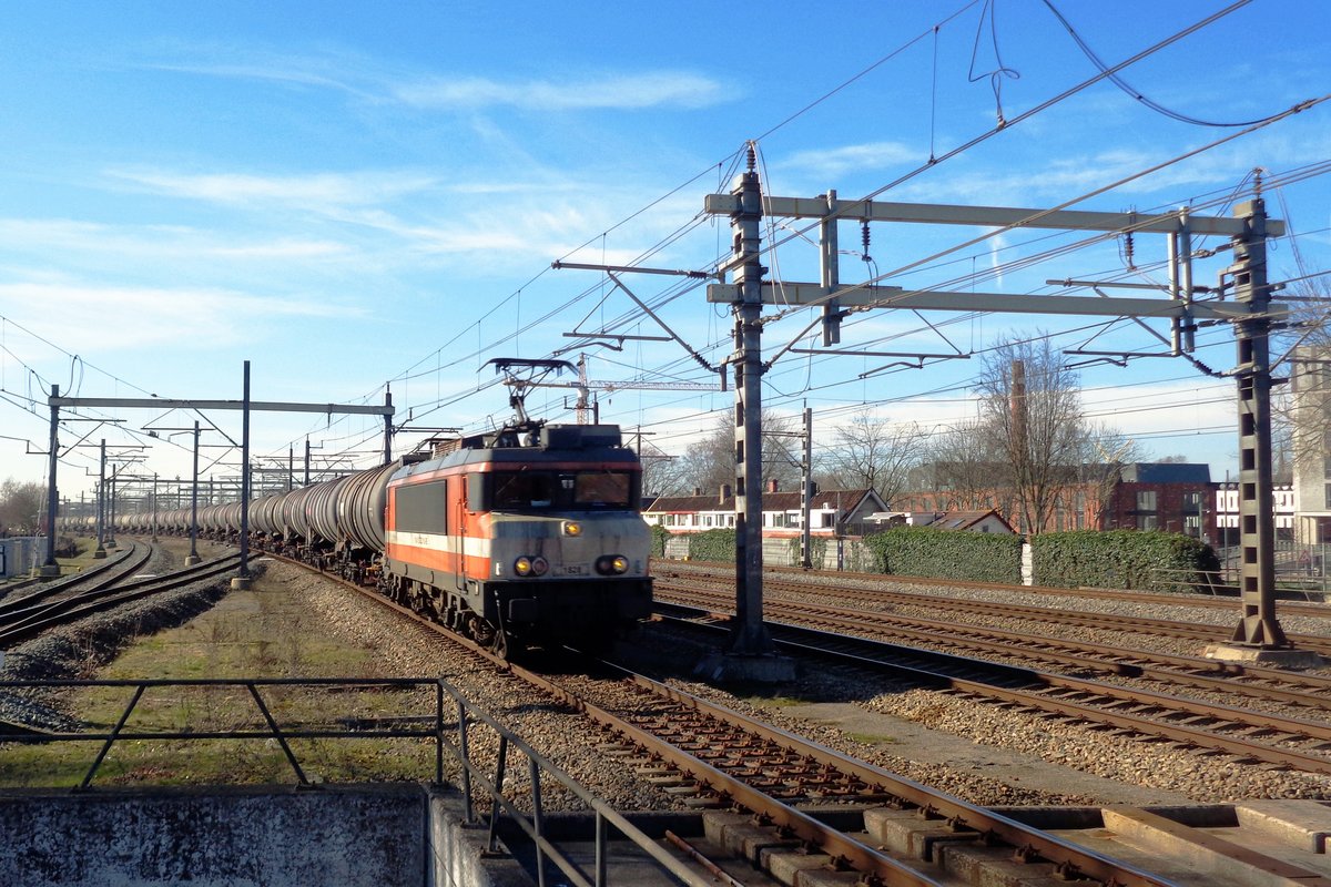 Woerden saw on 28 February 2019 ex-LOCON 1828 with a tank train passing by from Kijfhoek to Bad Bentheim via Utrecht, Amersfoort and Deventer.