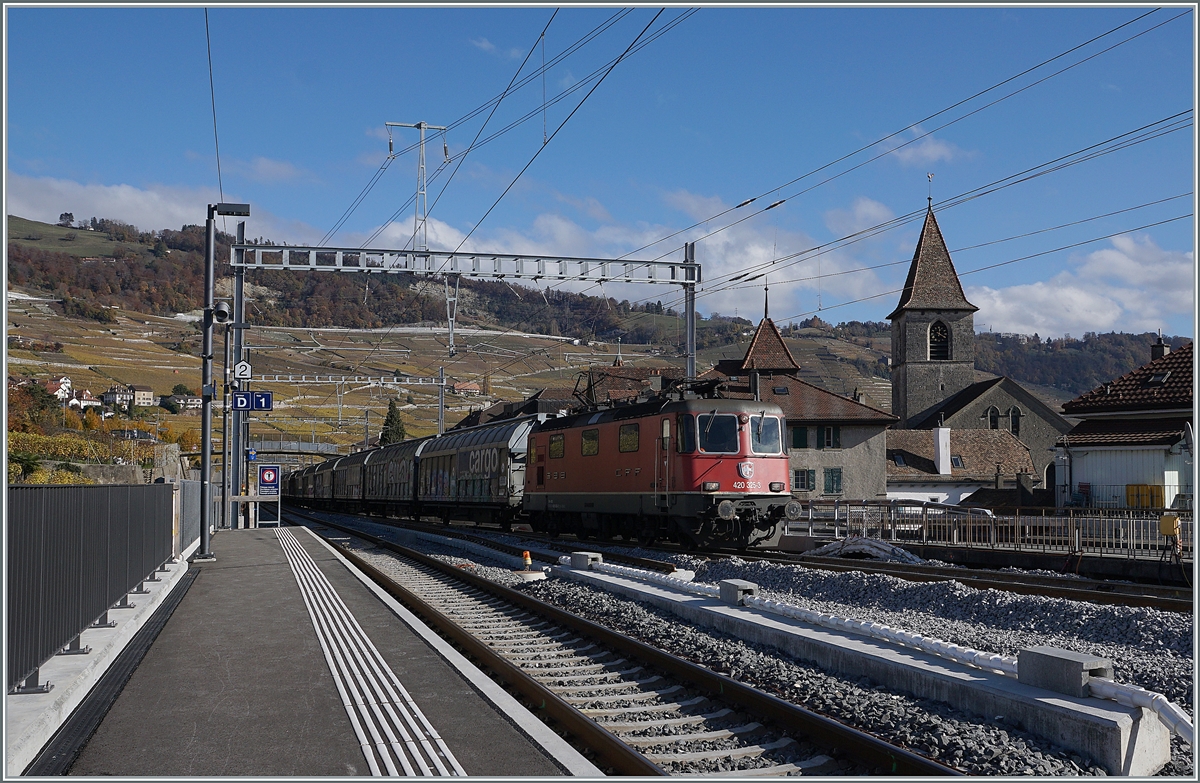 Works in the Cully Station: A SBB Re 4/4 II with a Cargo train is arriving at the plattform 3, the plattform 2 is closed.

08.11.2021