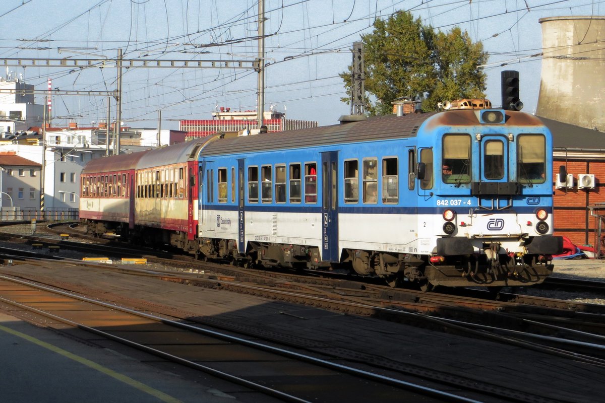 Wrong lights! CD 842 037 enters Brnbo hl.n. on 21 September 2020 and has the red head lights on.