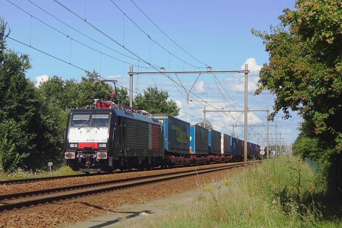 Wrong side! Just as i was positioning myself to photograph Retrack 189 209, the Sun just had turned the corner, putting this train just into the shadows at Wijchen on 25 July 2021.