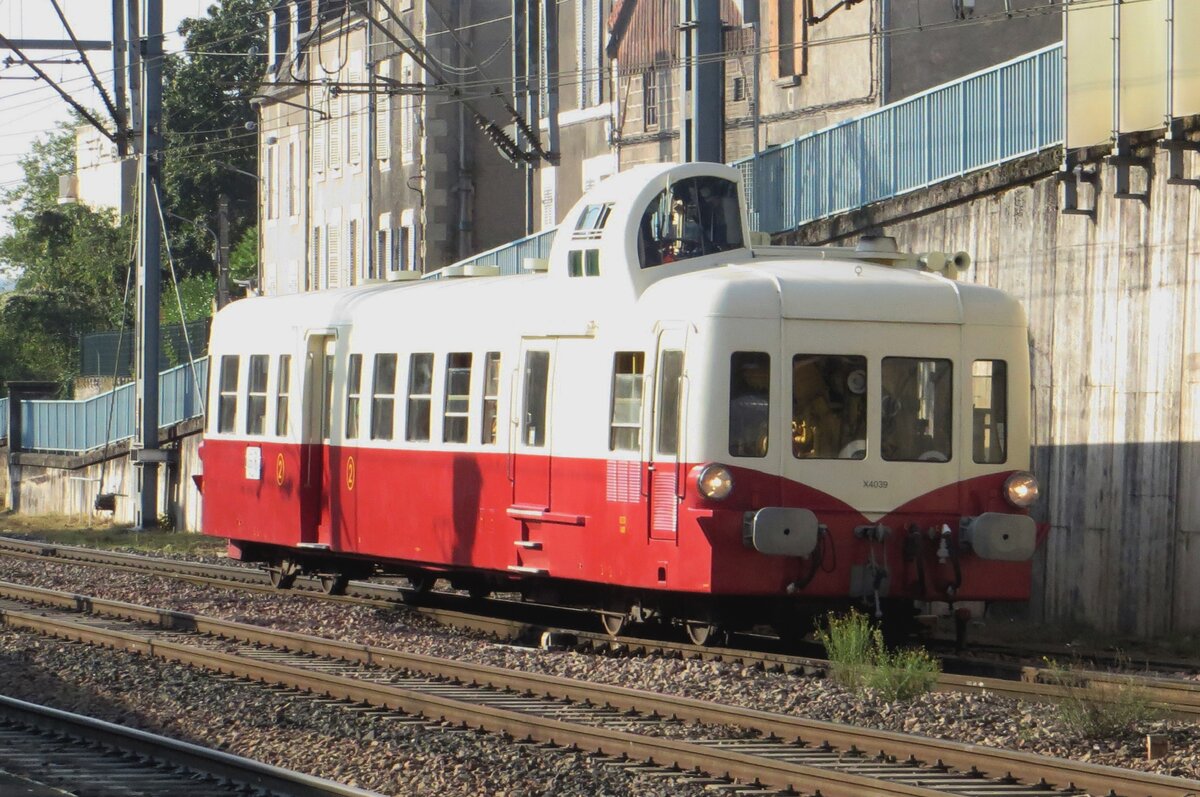 X-4039 eases herself through Nevers on 18 September 2021.