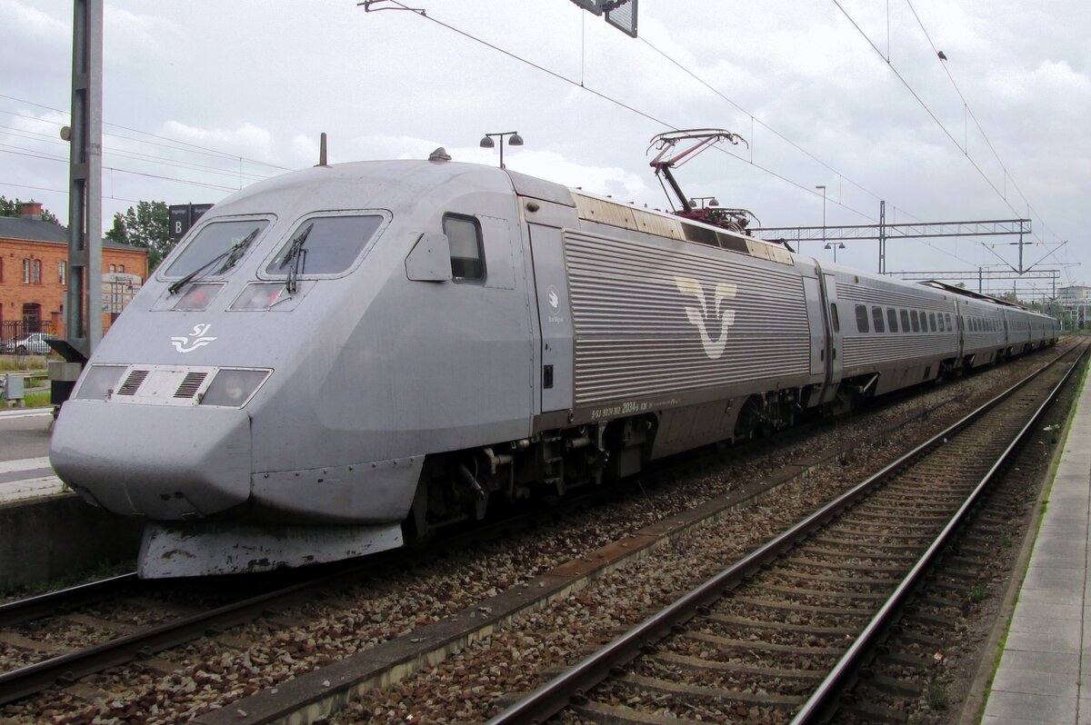 X2 2034 quits Linköping on a grey 13 September 2015 with a Malmö-bound service.