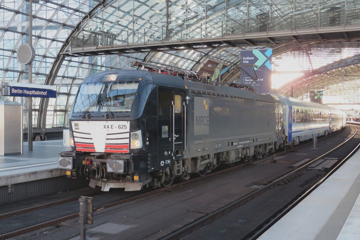 X4E-625 enters Berlin Hbf on the evening of 18 September 2022 hauling an PKPEC to Warszawa-Wschodnia.