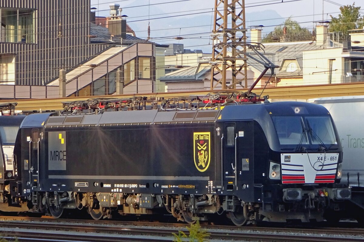 X4E-651 carries the signet of Ice-Hockey Club Bad Tölz on 17 September 2019 at Kufstein. At the end of 2023 MRCE had left the (railway)  stage, having sold her locomotives to Beacon Rail -apart from a few Class 189 electrics, that went to Akiem and are quickly receiving theirs silver with red dots corporate identity.