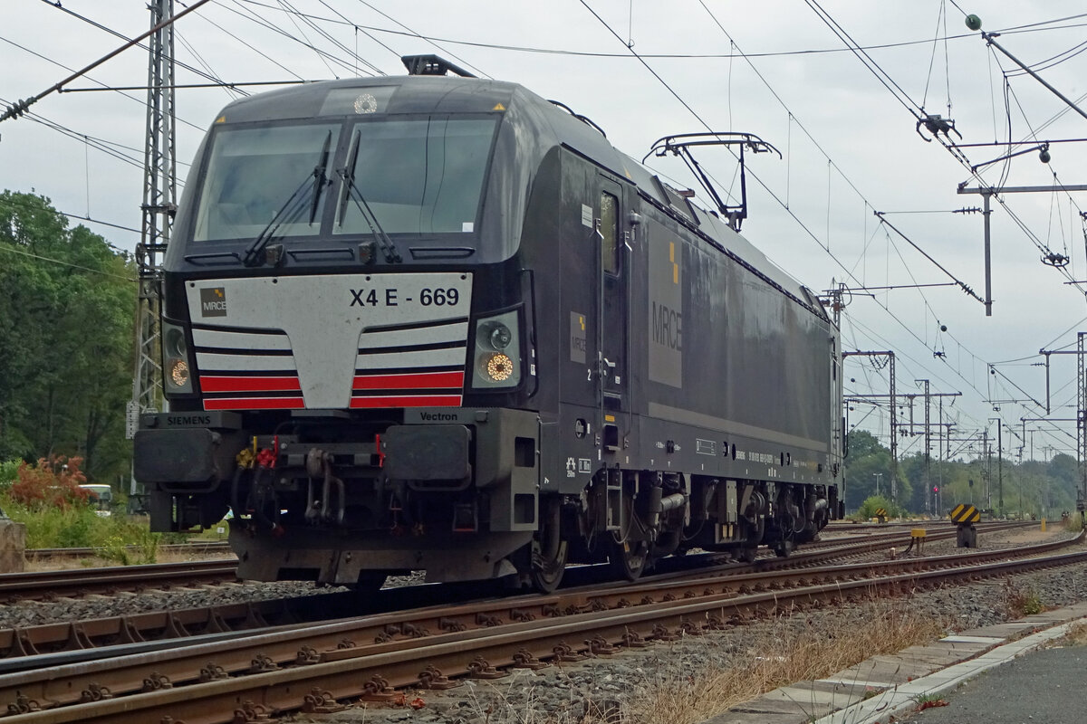 X4E-669 stands at Bad Bentheim on 5 August 2019 to take over a special train from Amsterdam to Szighed (Hungary). 